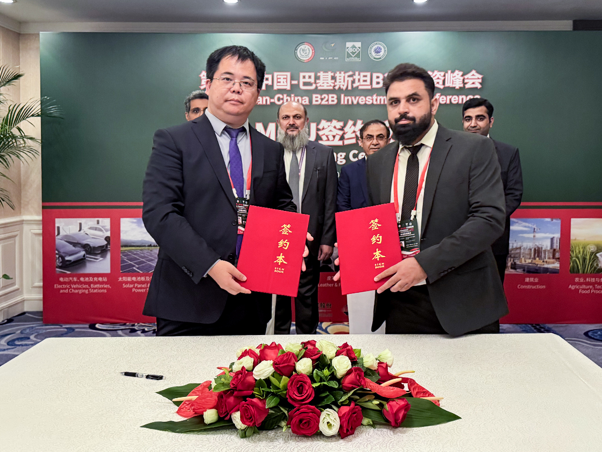 海杰亞“康博刀”首入巴基斯坦并完成裝機，巴總理見證“一帶一路”醫療合作成果